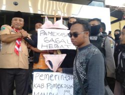 Aksi Massa, Bupati Pamekasan diberi Hadiah Bentangan BH