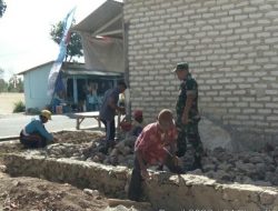 Kewajiban Kemanunggalan TNI Dengan Rakyat, Babinsa 0827/04 Bantu Warga Bangun Rumah