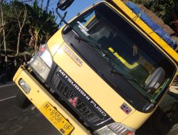 Truk Bermuatan Garam Terguling