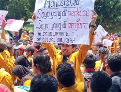 Aksi Tuntut RUU KUHP, Mahasiswa Sweeping Surat Tugas 17 Anggota DPRD