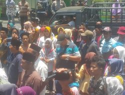 Panitia Pilkades Dinilai Tak Fair, Ratusan Warga Desa Juruan Laok Melakukan Aksi