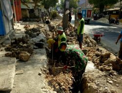 Babinsa 0827/04 Bluto Karya Bakti Bersihkan Saluran Air
