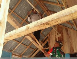 Babinsa Koramil 0827 / 19 Sapeken Lakukan Bakti Sosial