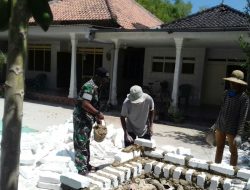 Babinsa 0827/06 Saronggi Komsos Dengan Kerja Bakti