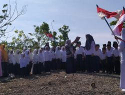 Hari Sumpah Pemuda, Siswa SD Kibarkan Bendera Diatas Bukit “Batu Ngandung”