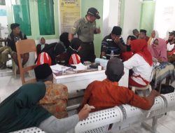 Babinsa Bantu Petugas Kesehatan Berikan Pengobatan Gratis
