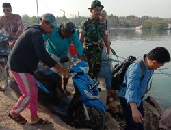 Tugas Babinsa Ramil 0827/23 Giligenting Pantau Penyeberangan Kapal