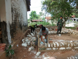 Anggota Koramil 0827/08 Ganding Kebut Rehap Bantuan RUTILAHU