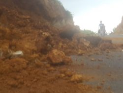 Lingkar Utara Tebing Longsor, Separuh badan Jalan Nyaris Tertutup