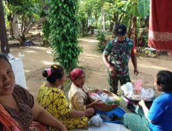 Babinsa Koramil 0827/16 Gapura Menunjukkan Kedekatan Dengan Warga