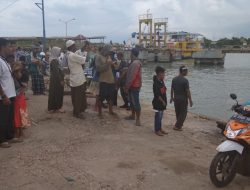 Babinsa Koramil 0827/02 Kalianget Komsos Bersama Masyarakat di Penyebrangan