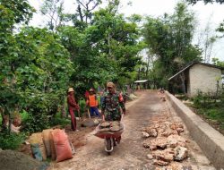 Kemanunggalan TNI Dengan Rakyat Dilakukan Anggota Koramil 0827/17 Dungkek