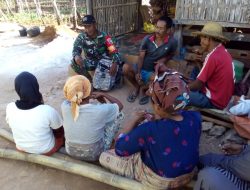 Babinsa Koramil 0827/15 Batu Putih Komsos Bersama Masyarakat