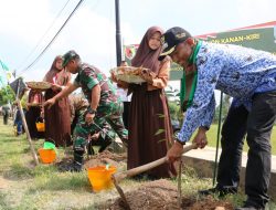 Wabup Bersama Dandim 0827, Tanam Pohon di Ruas Jalan Nasional Manding