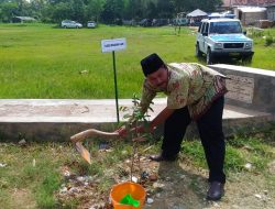 Kades Manding Laok Apresiasi Kodim 0827 program Tanam Pohon di Ruas Jalan Nasional