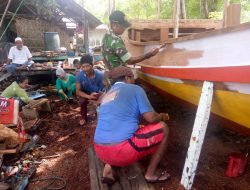 Babinsa Koramil 0827/22 Masalembu, Bantu Cat Perahu