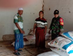 Babinsa Koramil 0827/05 Lenteng Cek Stok Pupuk di Kios