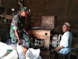 Babinsa Koramil 0827/16 Gapura Komsos Dengan Pemilik Penggilingan Padi