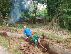 Babinsa Koramil 0827/05 Lenteng Kerja Bakti Bersihkan Saluran Air