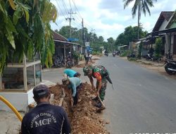 Babinsa Koramil 0827/05 Lenteng, Komsos Kerja Bakti