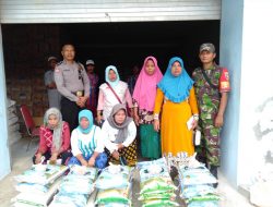 Babinsa Koramil 0827/21 Raas dan Bhabinkamtibmas Bagikan Sembako