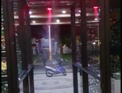 Sterilisasi Warga Masuk Kantor Pemkab Lewat Bilik Disenfektan