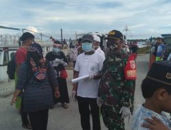 Babinsa Koramil 0827/21 Raas Melakukan Sterilisasi Kapal Kayu Rute Situbondo