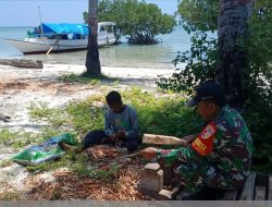 Babinsa Koramil 0827/19 Sapeken Komsos Bantu Warga