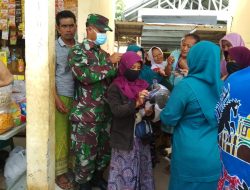 Babinsa Koramil 0827/13 Rubaru, Bagikan Masker Kepada Masyarkat