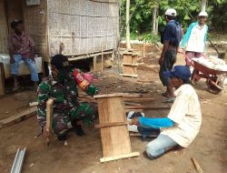 Babinsa Koramil 0827/05 Lenteng Giat Kerja Bakti Bantu Warga