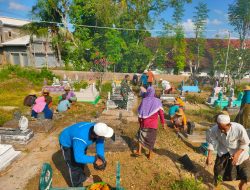 Babinsa Koramil 0827/12 Dasuk , Giat Kerja Bakti Bersih TPU