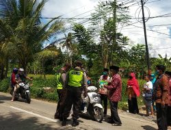 Babinsa Koramil 0827/03 Manding Bagi Masker Kepada Masyarakat