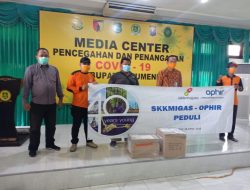 Cegah Penyebaran Covid-19 di Sumenep, Ophir Serahkan Bantuan APD Tahap II