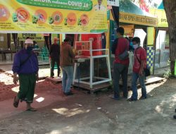 Babinsa Koramil 0827/19 Sapeken Cek Penumpang KM Sabuk Nusantara