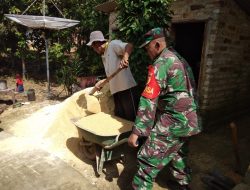 Babinsa Koramil 0827/07 Guluk-Guluk Komsos Bantu Renofasi Rumah