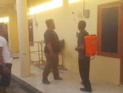 Kades Gedungan Terus Aktif Antisipasi Penyebaran Covid-19 Semprot Disinfektan