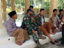 Babinsa Koramil 0827/10 Ambunten Komsos Bersama Perangkat Desa