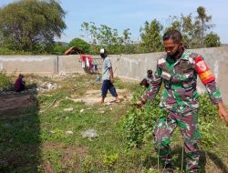 Babinsa Koramil 0827/11 Pasongsongan Bersih Ruas Jalan