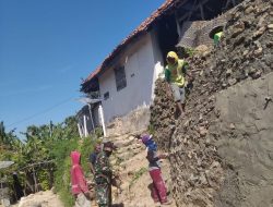 Babinsa Bluto Kerja Bhakti Bersih Material Longsor