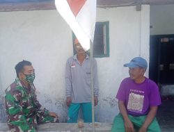 Sambut HUT RI, Babinsa Koramil 0827/19 Sapeken Ajak Masyarakat Pasang Bendera
