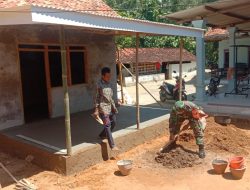 Gotong-Royong Rehab RTLH Dilakukan Babinsa Koramil Lenteng