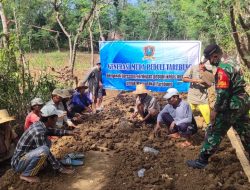 Babinsa Sapudi Kerja Bhakti Bangun Jalan