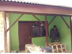 Babinsa Lenteng, Bantu Bangunan RTLH Mencapai 80 Persen