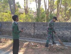 Babinsa Koramil Giligenting, Karya Bakti Bersihkan Ruas Jalan