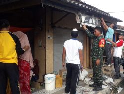 Sambut Safari Kepulauan, Babinsa Sapudi Giat Bersih Jalan Protokol