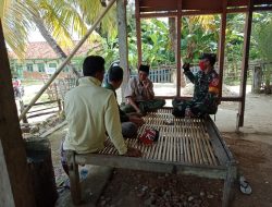 Babinsa Kangean Komsos Dengan Warga