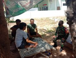 Babinsa Koramil Giligenting Komsos Dengan Warga