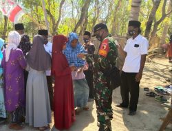 Ditengah Pandemi Covid-19, Babinsa Koramil Sapudi Bagikan Masker