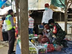 Babinsa Lenteng, Komsos Imbau Warga Wajib  Memakai Masker