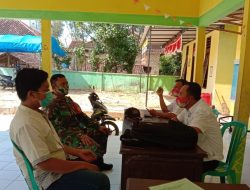 Cek Kondisi Masa Pandemi, Babinsa Bluto Komsos Dengan Perangkat Desa